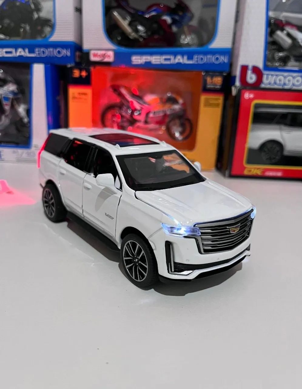 Miniatura Cadillac Escalade abre portas acende faróis som de motor
