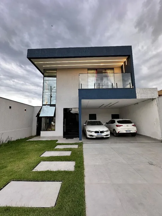 Casa moderna com piscina no Residencial Villa Suíça