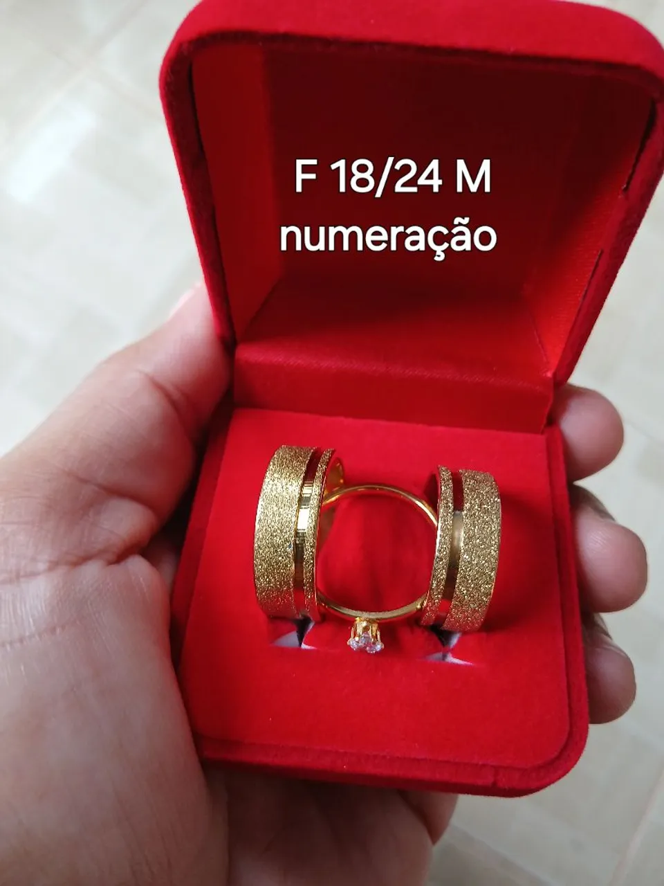 Anel de Casamento Dourado com Detalhes