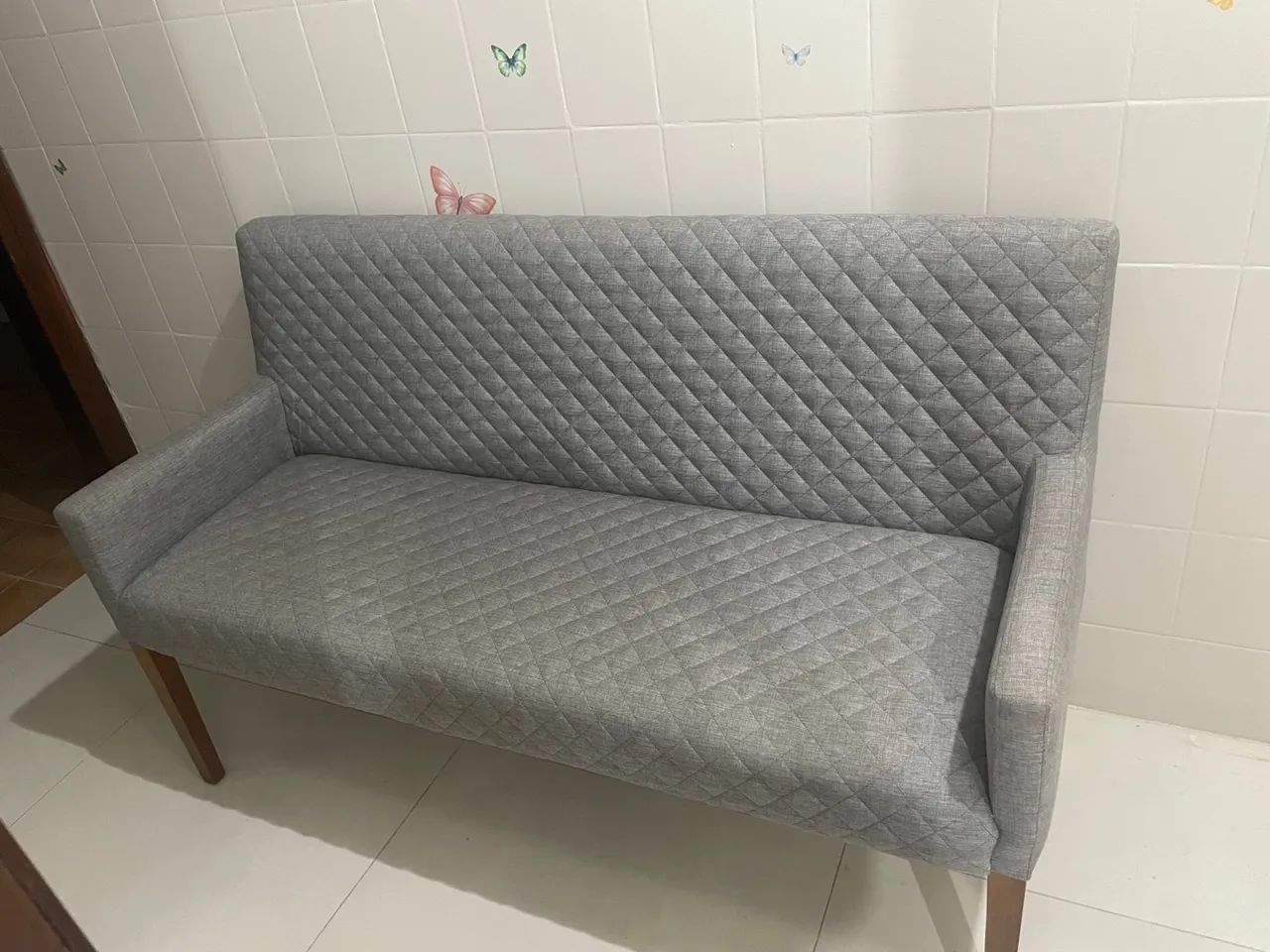 Sofá cinza com design moderno64175988681859120