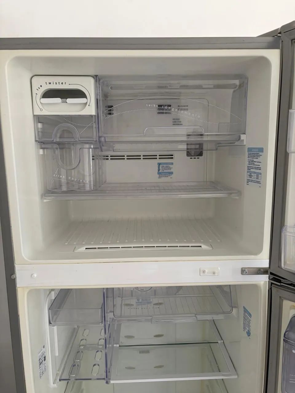 Geladeira Electrolux DW50X  (com dispenser de água na porta)  - Foto 3