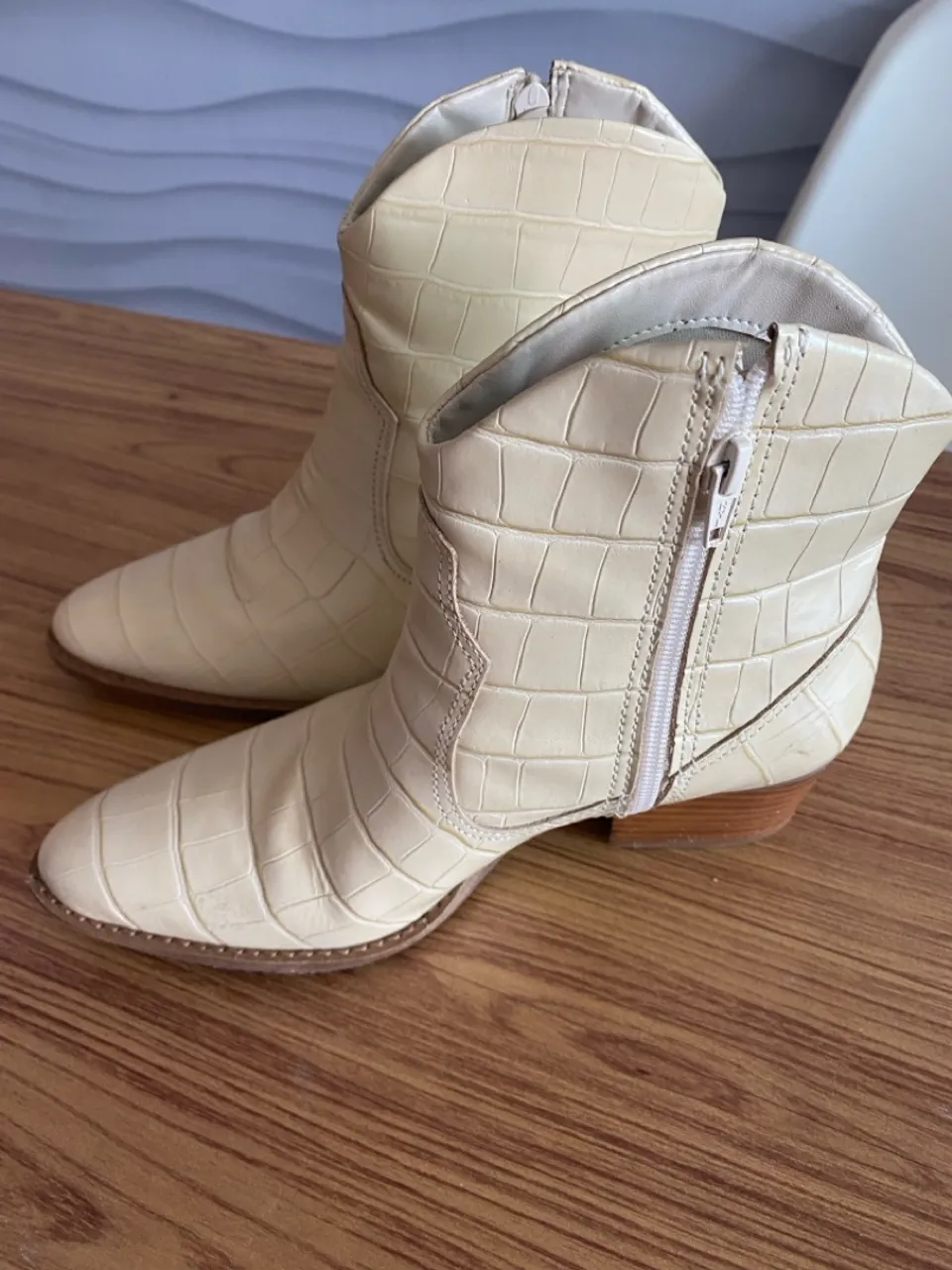 Botas Femininas em Couro Croco Bege