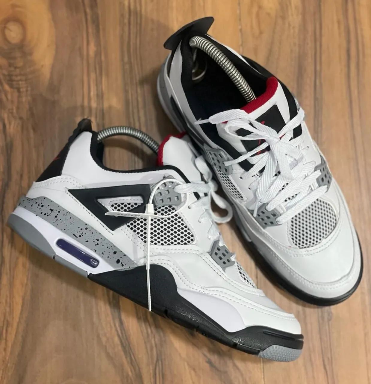 Air Jordan 4 Retro - Branco, Cinza e Preto - Calçados