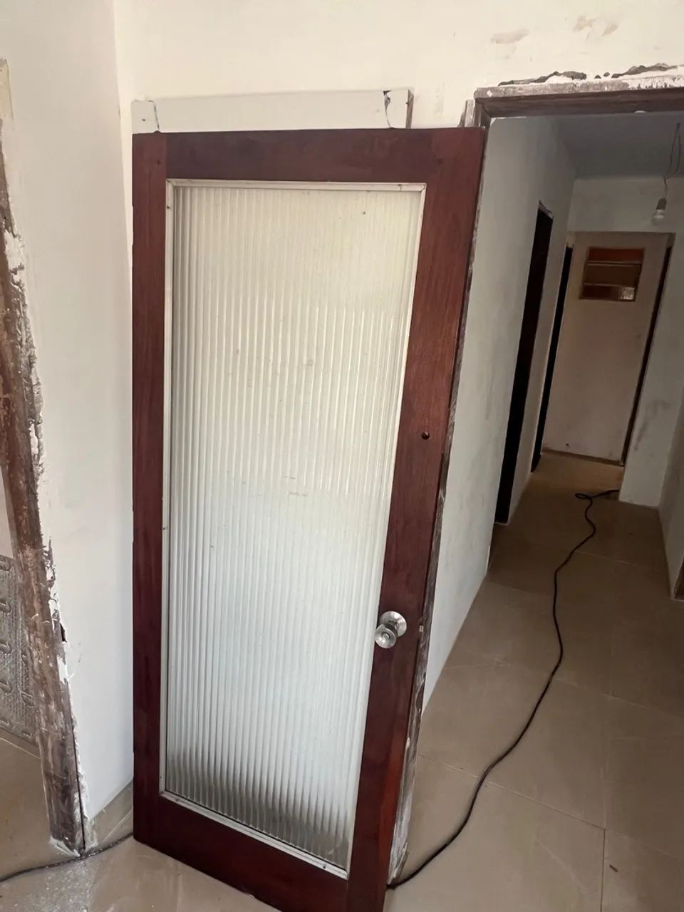 Porta de Madeira com Vidro ÚNICA 2.05x80