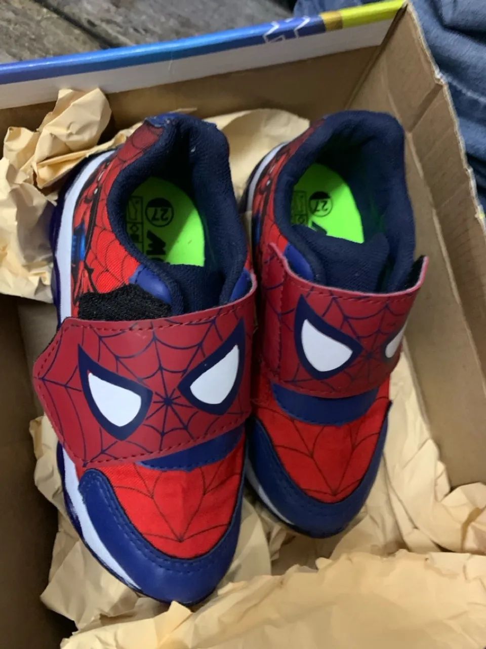 Tênis Infantil Spider-Man - acende a luz led tamanho 27