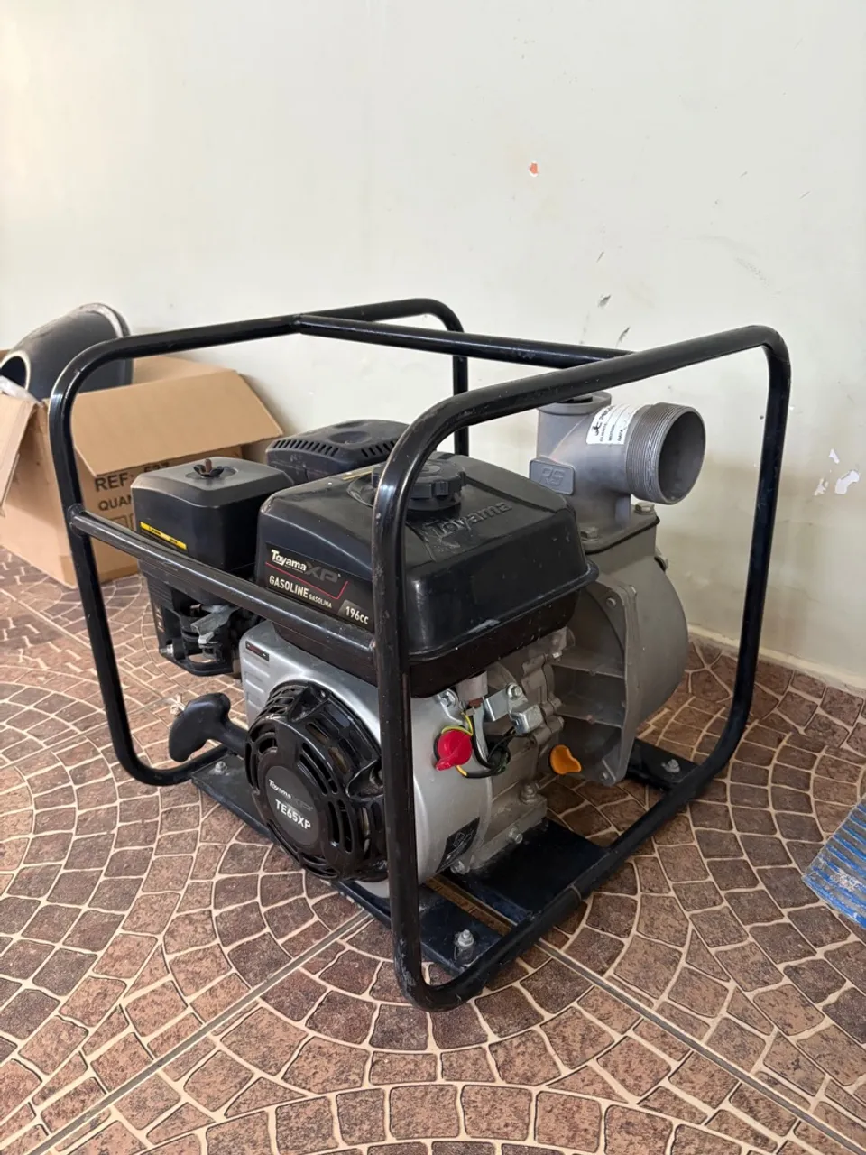 Vende-se Motobomba Toyama 6.5hp, 196cc, 3pol. Semi novo
