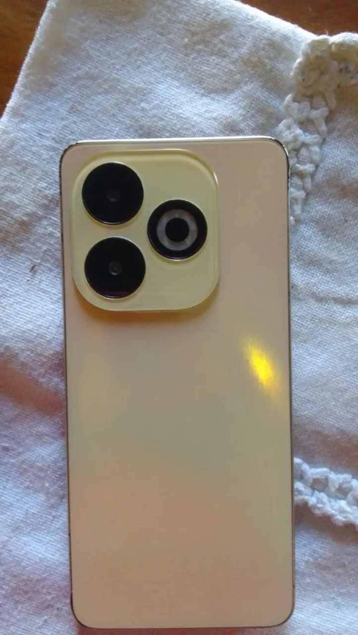 Vendo esse telefone novinho, sem marca de uso e com nota fiscal