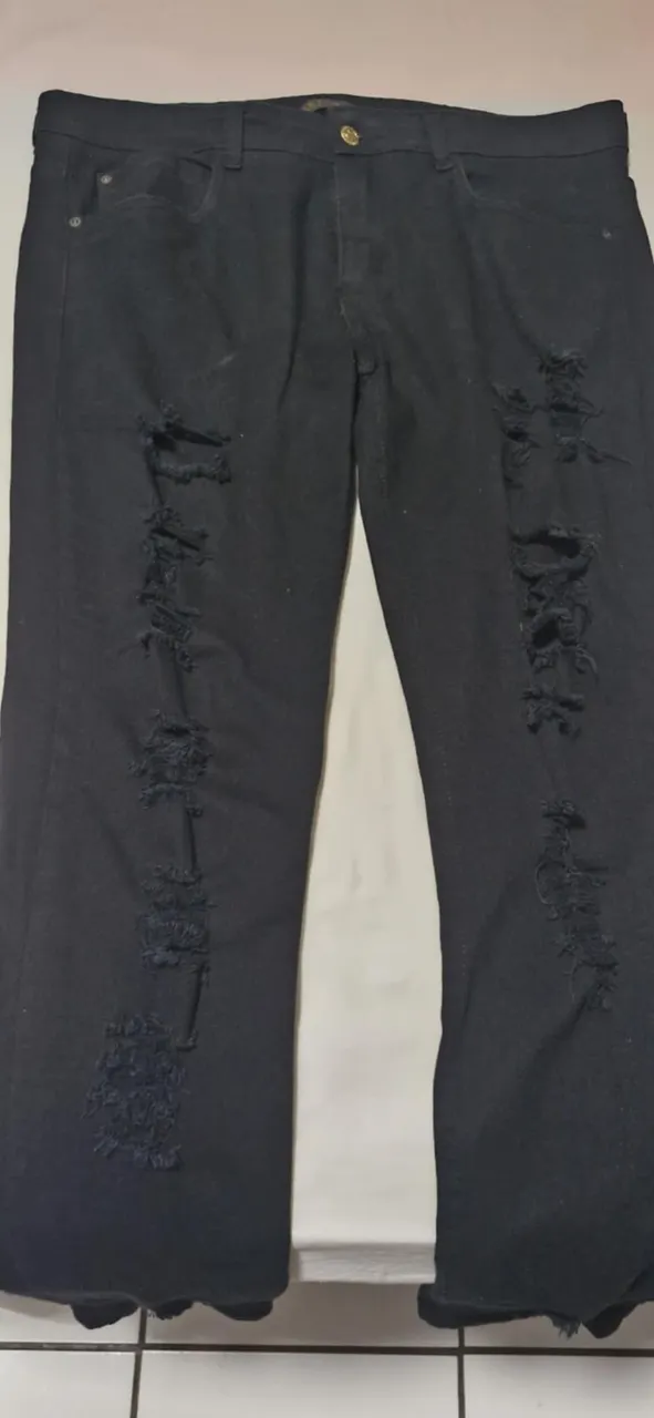 Calça jeans preta destroyed tamanho 46