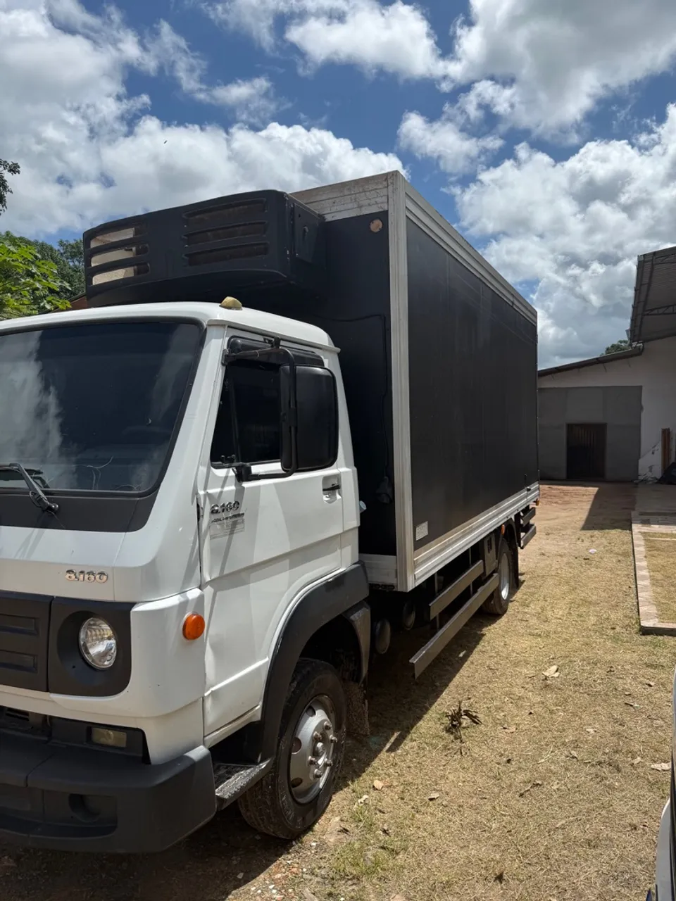 Caminhão 8.160 Delivery com Baú Refrigerado 2014