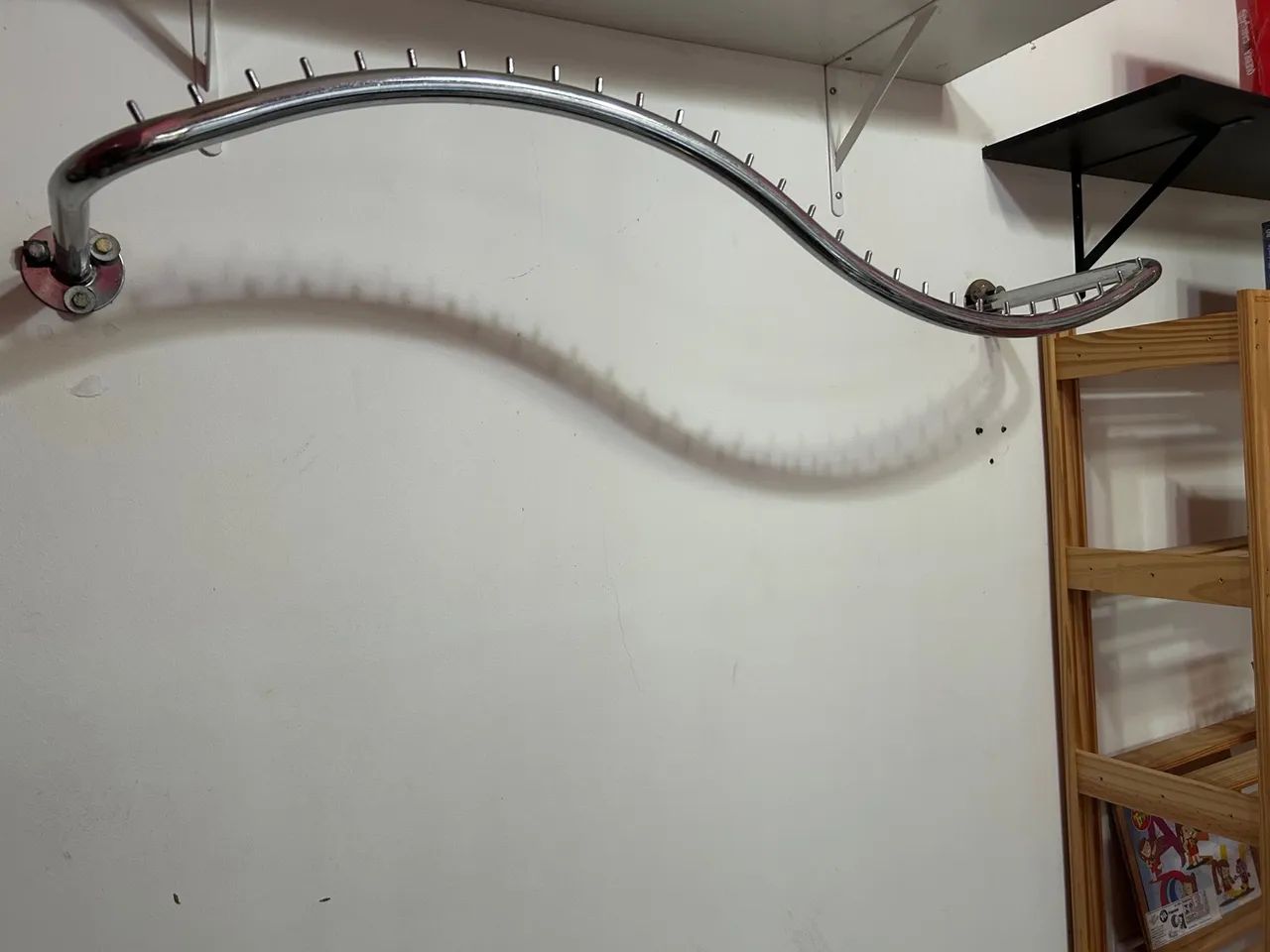 Provador com cortina mais arara de roupas - Foto 2