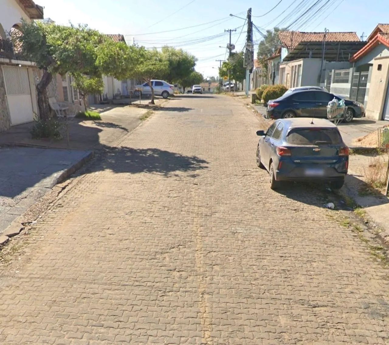 Aluga-se 3 quartos  com ou sem MOBILIADO ( sendo 2 suítes) com garagem ( 3 carros).