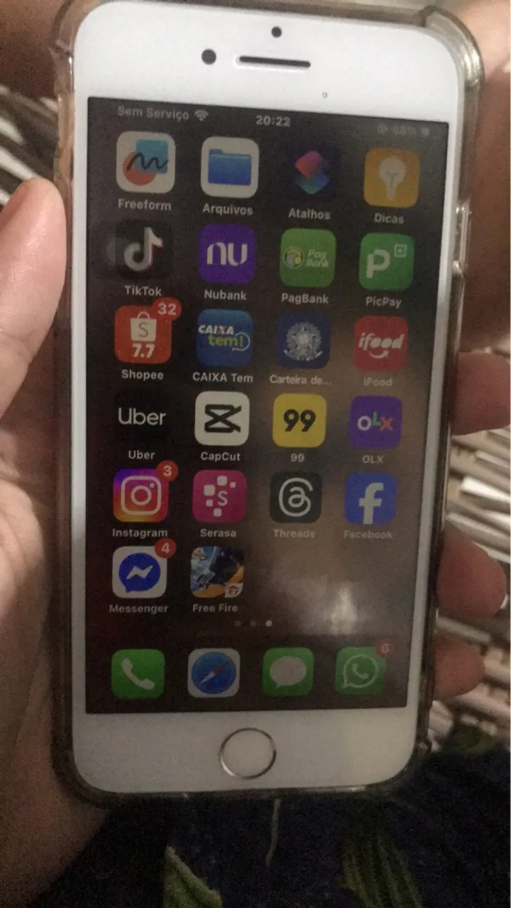 Vendo ou troco por outro iPhone, chip tá off resto tudo pegando