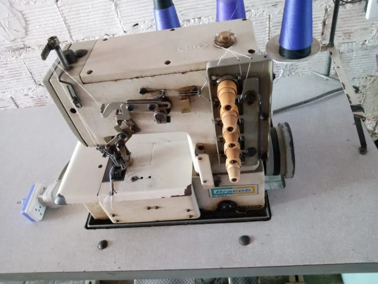 Máquina de Costura Overlock Industrial Bracob