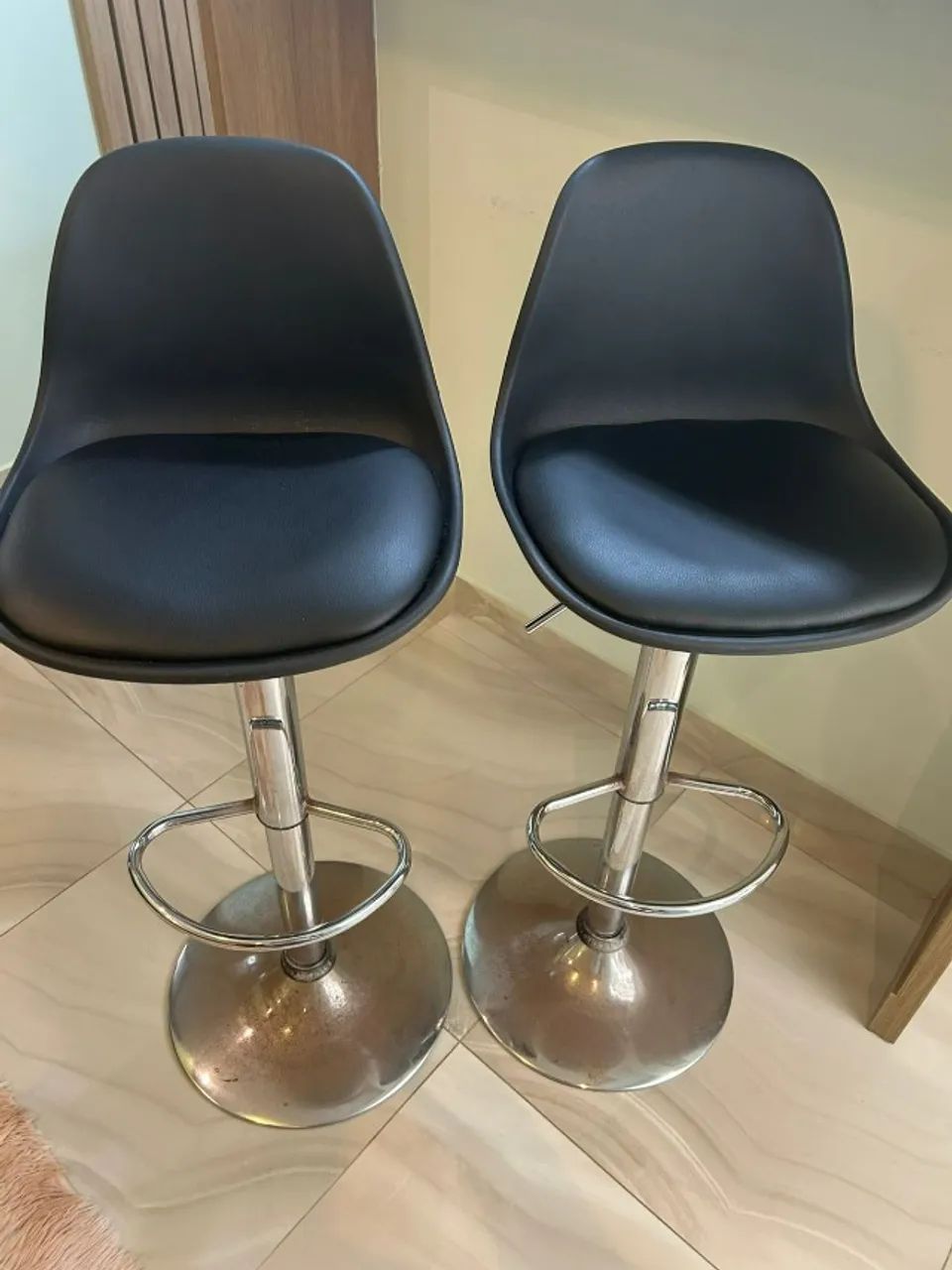 Banquetas Altas Giratórias com Encosto - Kit com 2 unidades