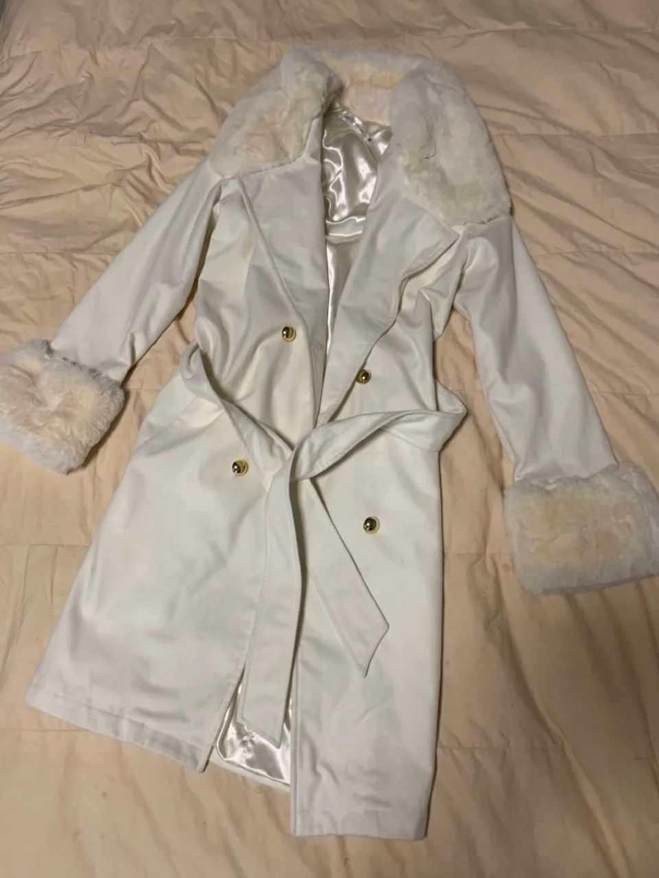 Sobretudo com pelo bege 