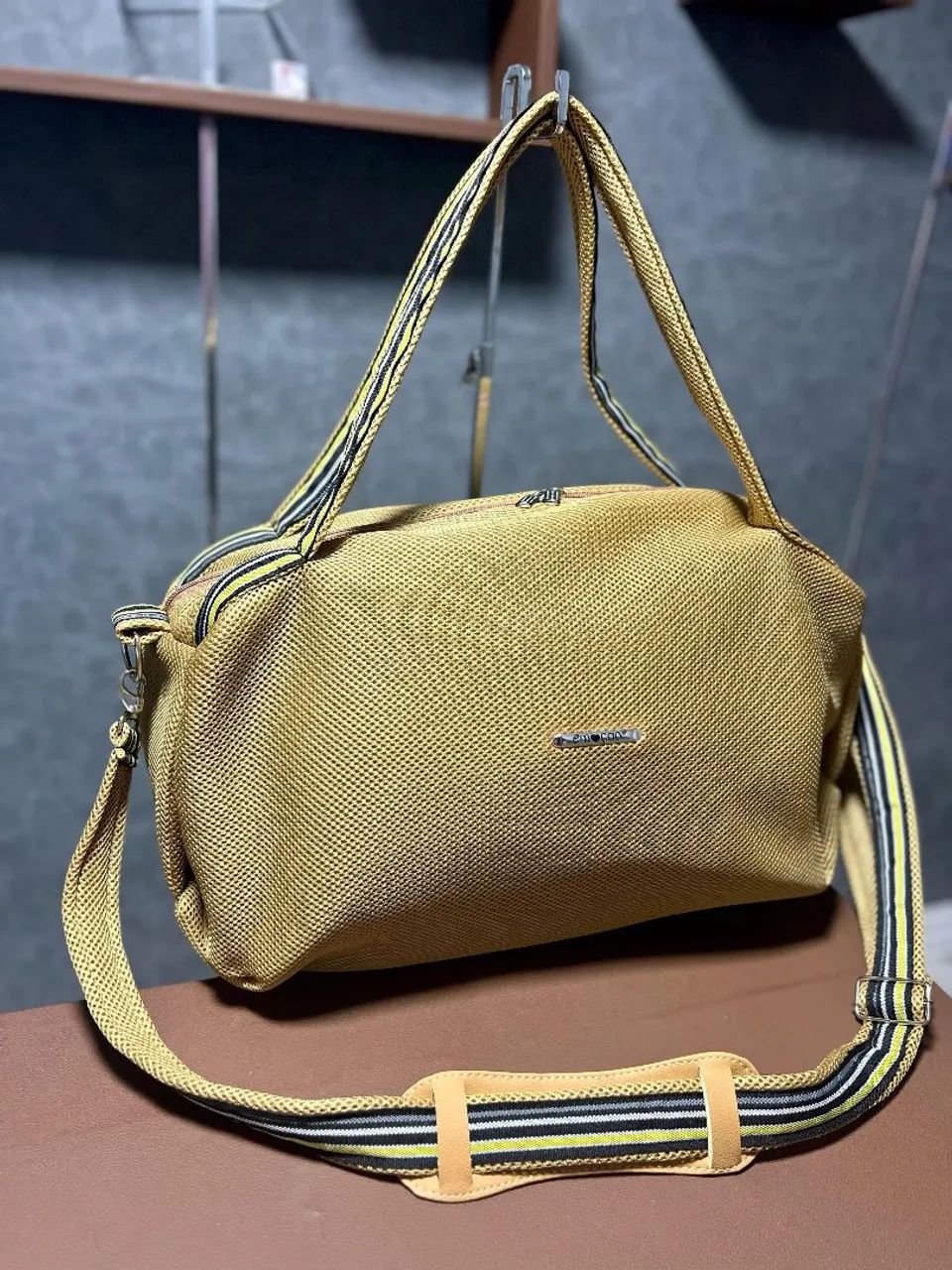 Bolsa de ombro azul com alça listrada - Foto 3