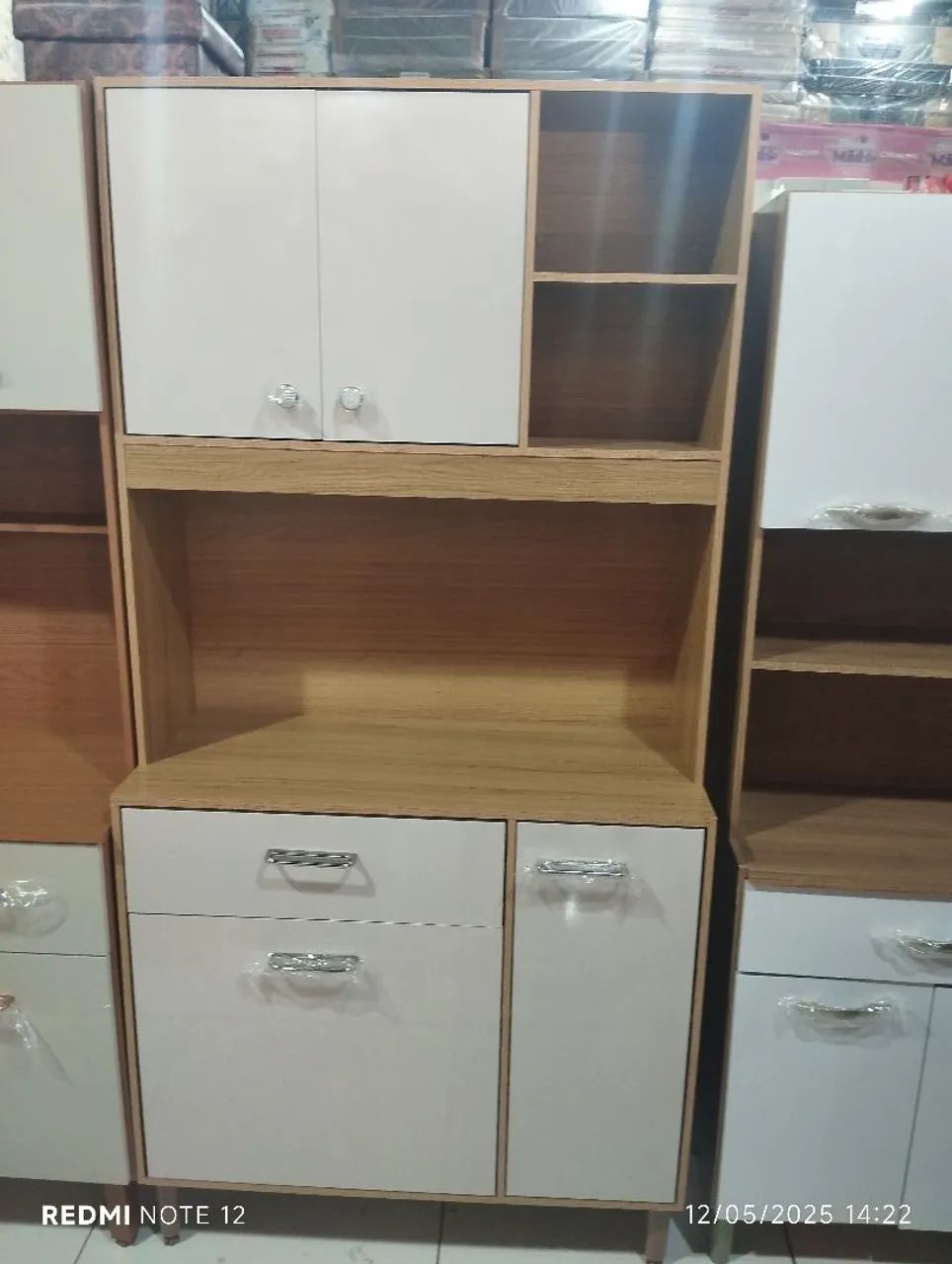 Armário de Cozinha Branco com Prateleiras