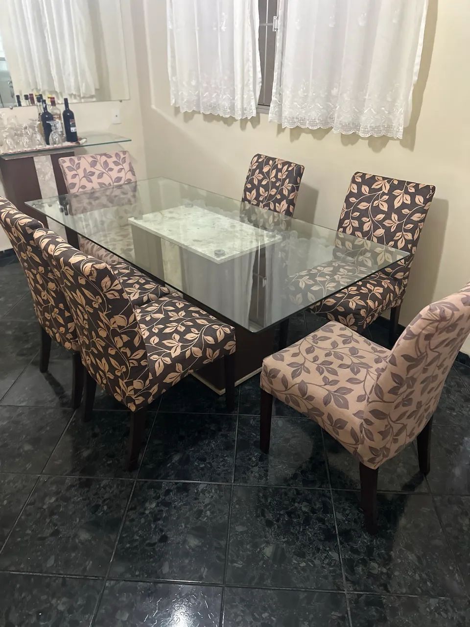 Mesa de vidro com 6 cadeiras e aparador de vidro - Foto 5
