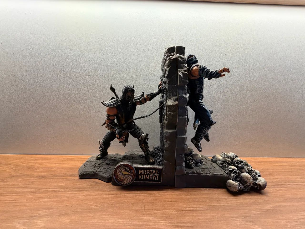 Aparador de Livros com action figures Mortal Kombat