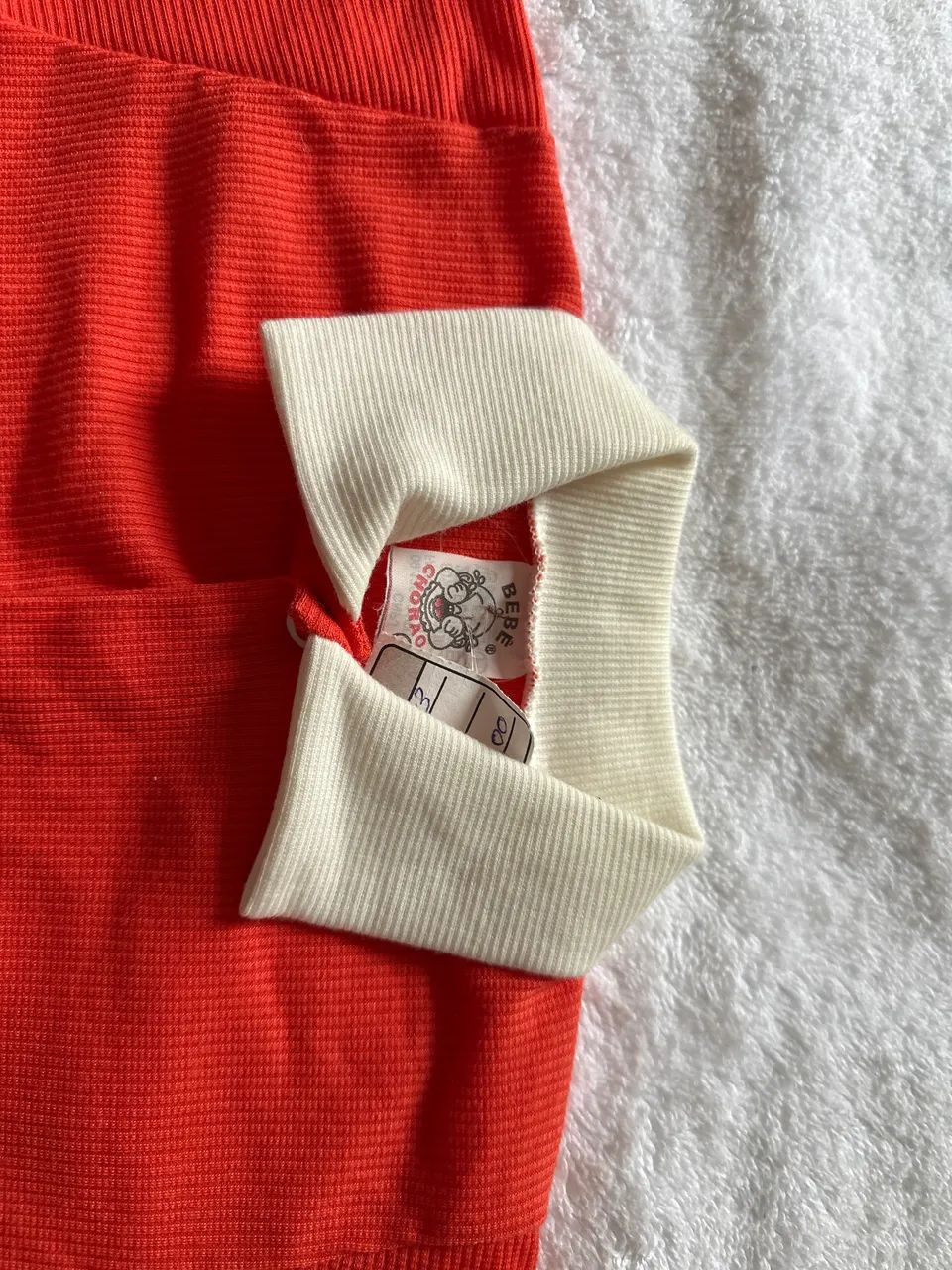 Macacão bebê TAM GR com pé vermelho e bege  - Foto 2