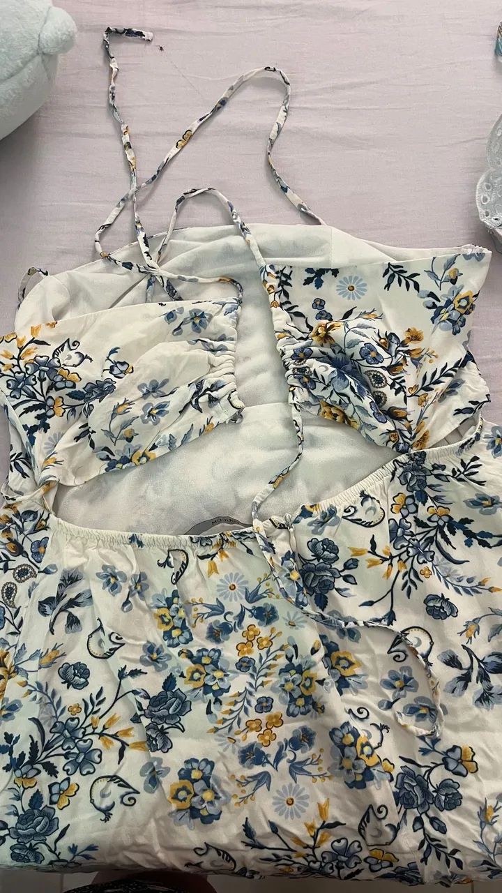 Vestido branco com floral azul e amarelo  - Foto 3