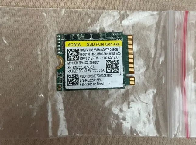 SSD ADATA de 256 GB, modelo SM2P41C3, projetado com um formato compacto M.2 2230