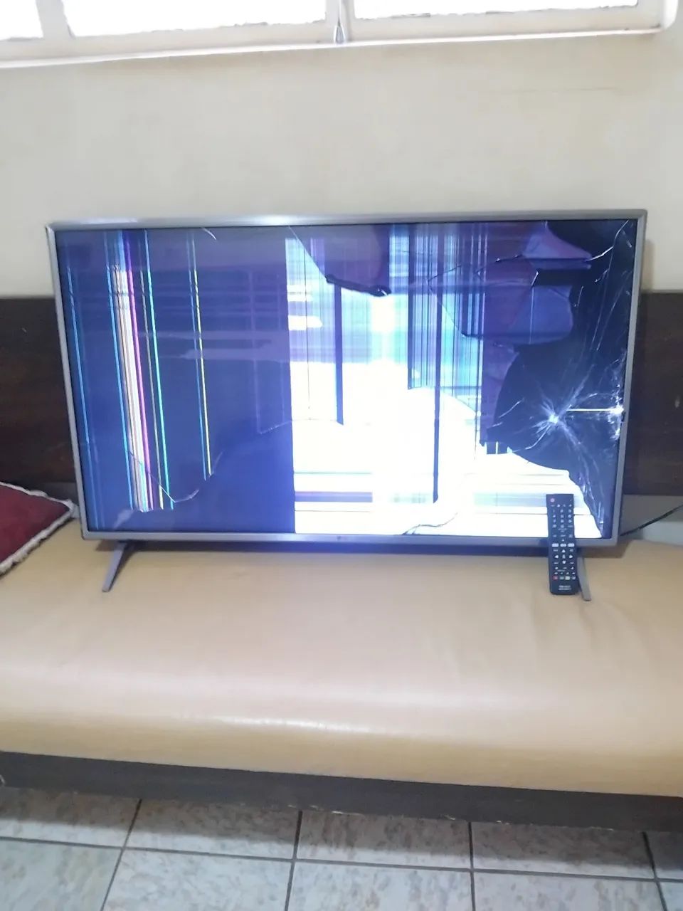 Vendo Smart TV LG 43" Tela quebrada  - Foto 3