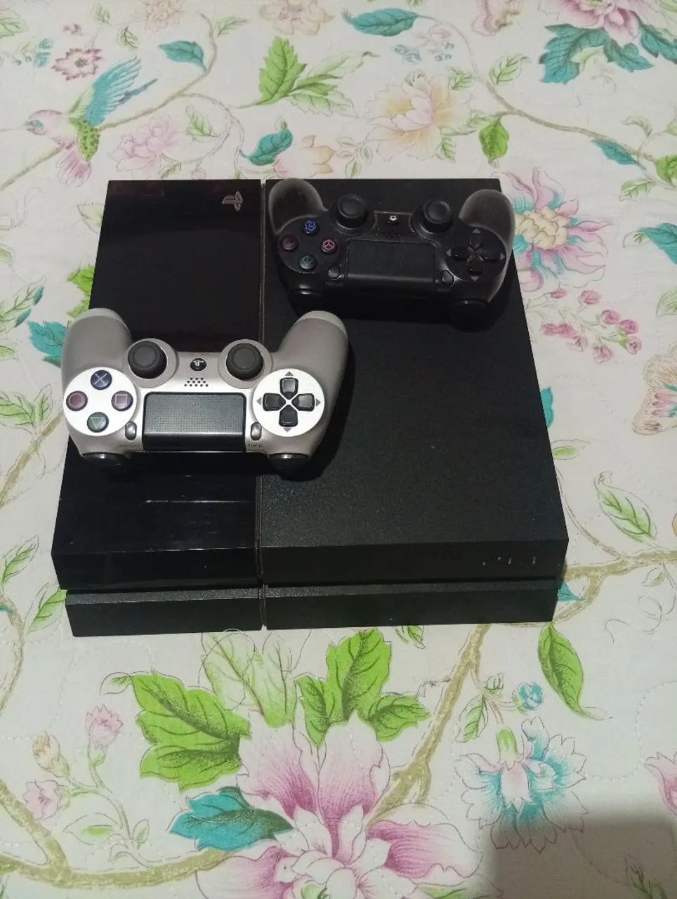 Ps4 com 2 controles 