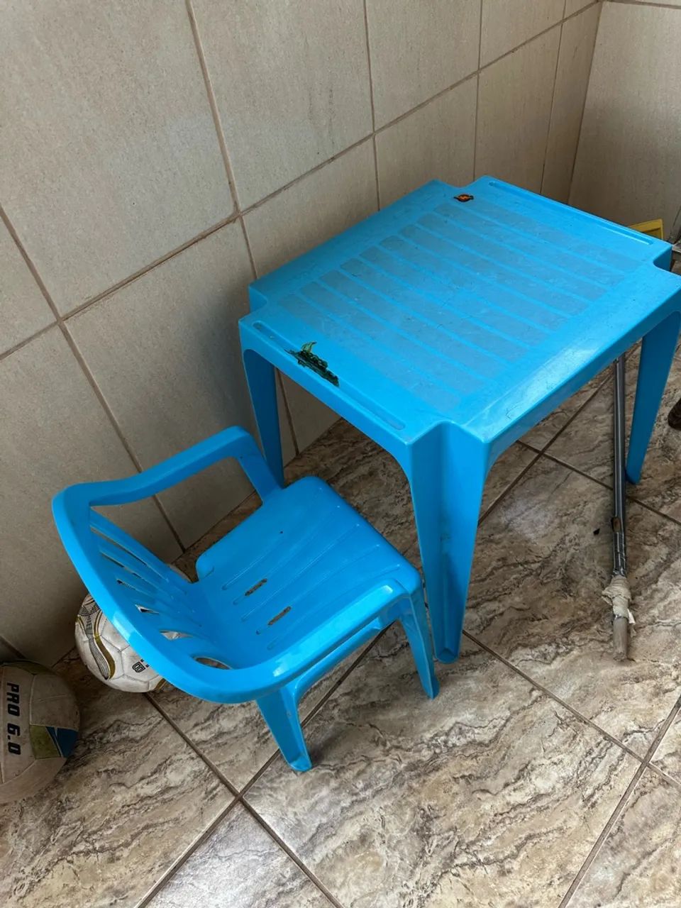 Mesa com cadeira infantil 