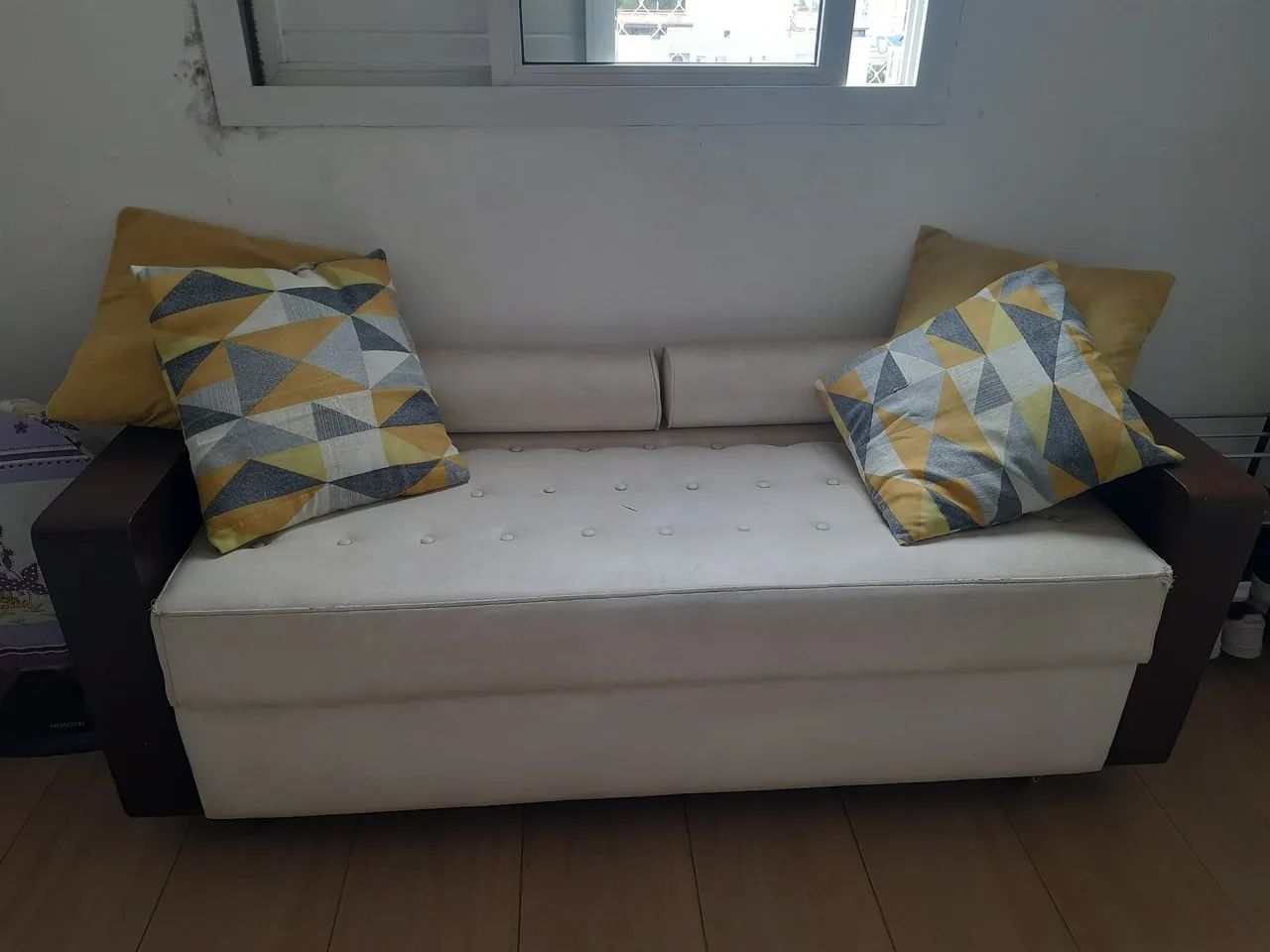 Sofá de couro branco e madeira  - Foto 5