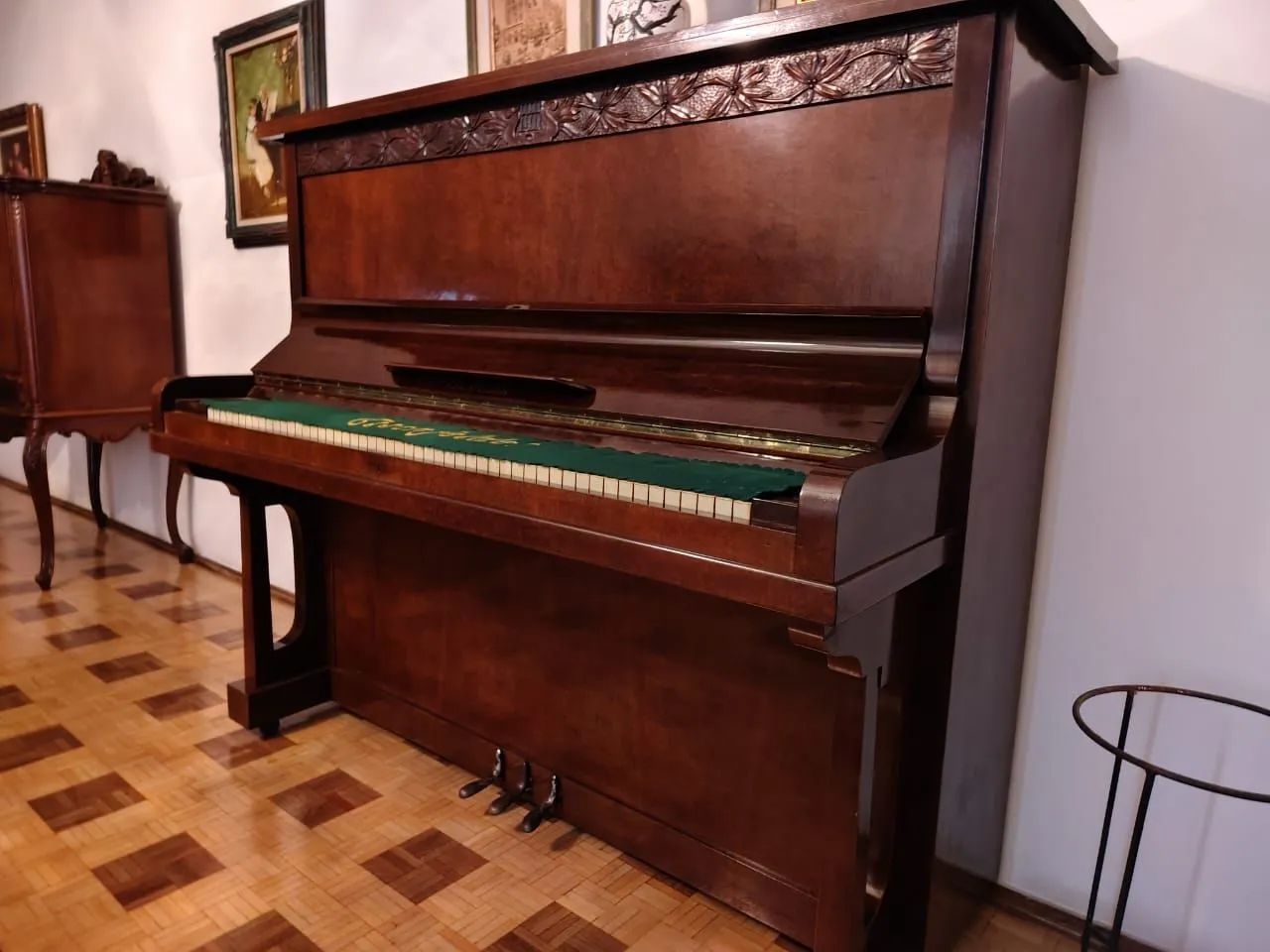 Piano de parede Essenfelder 