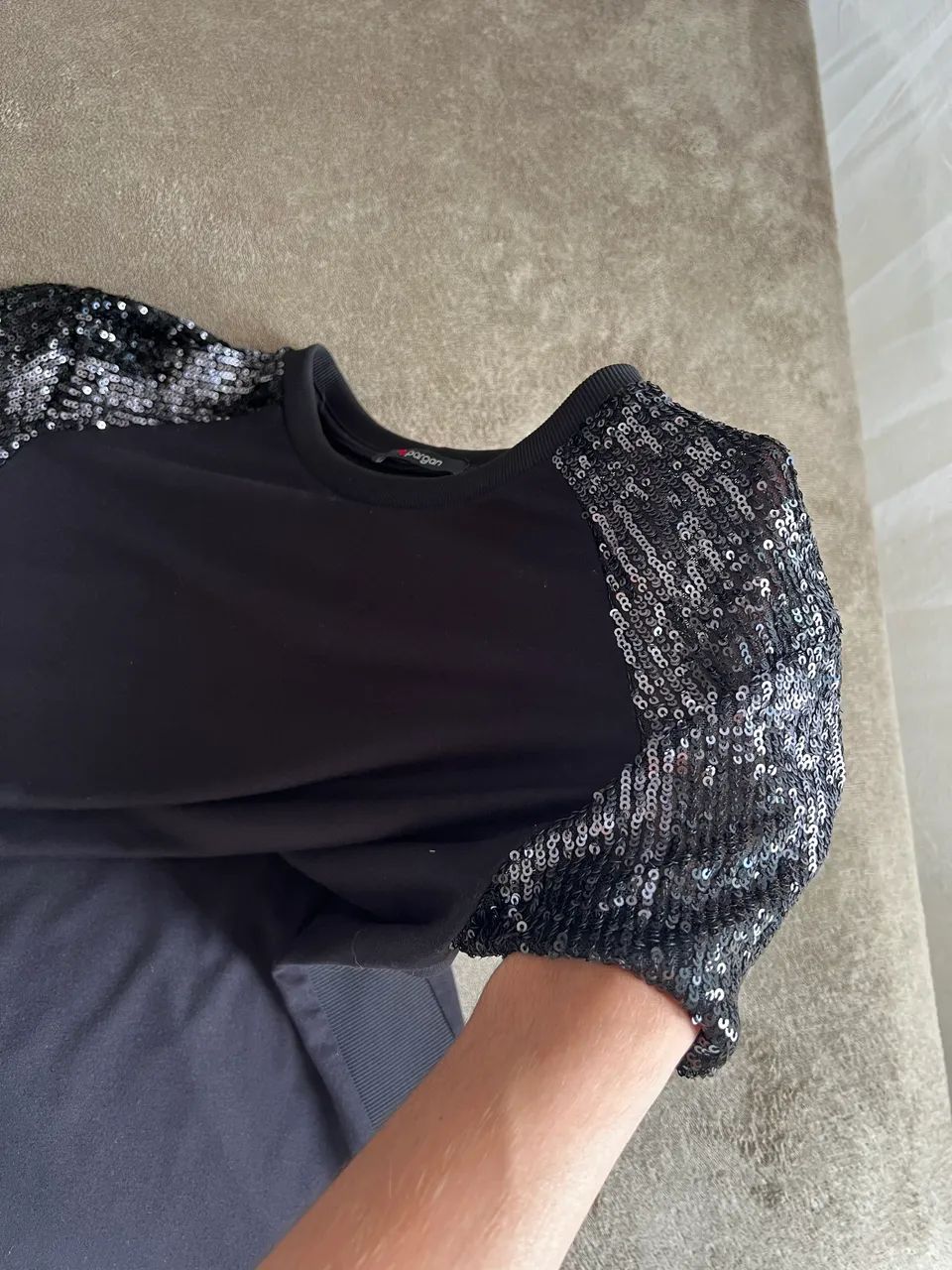 Camiseta preta com paetê nas mangas  - Foto 3