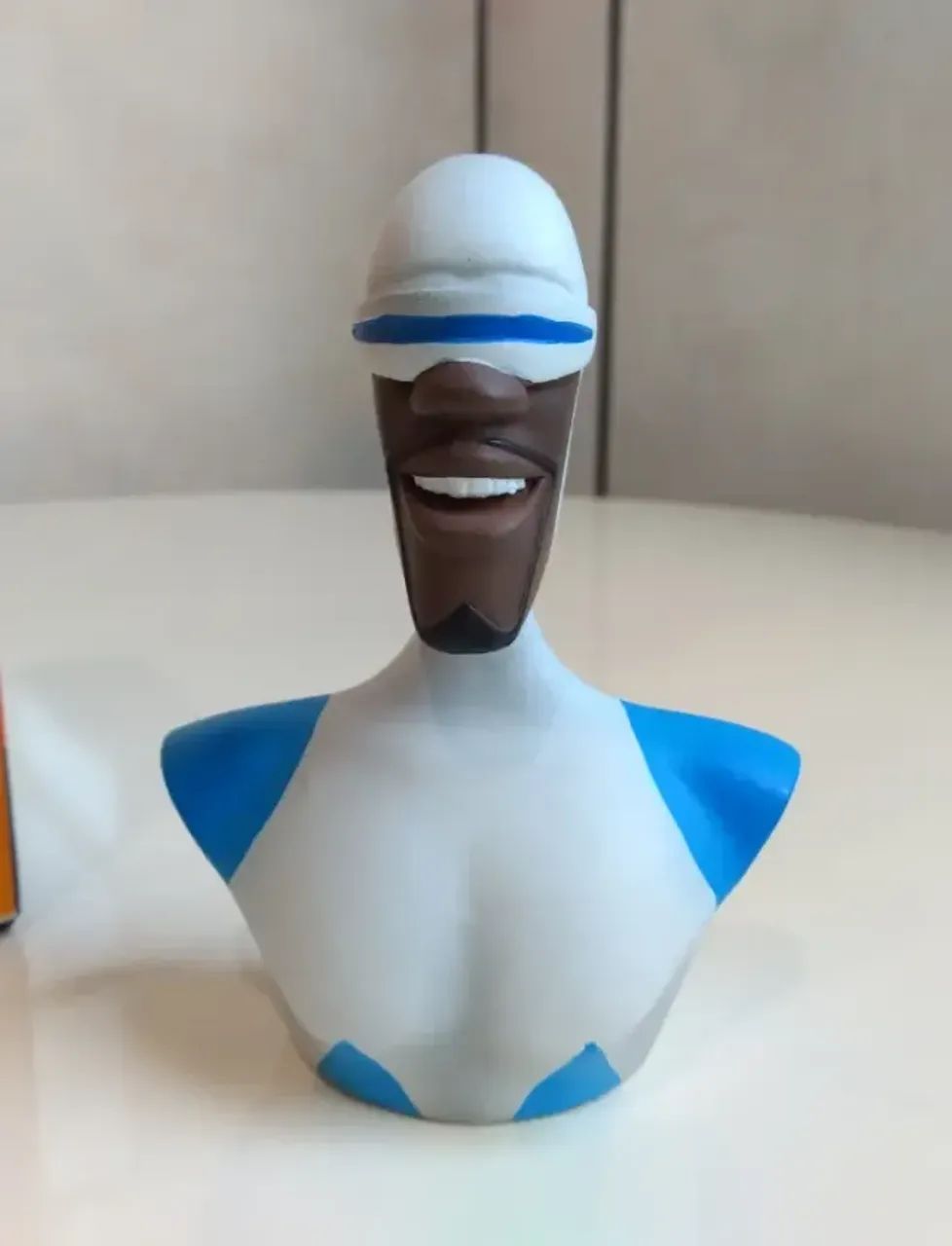 Neca Disney Pixar Os Incríveis Vintage - Micro Busto Frozone (11cm) - Foto 5