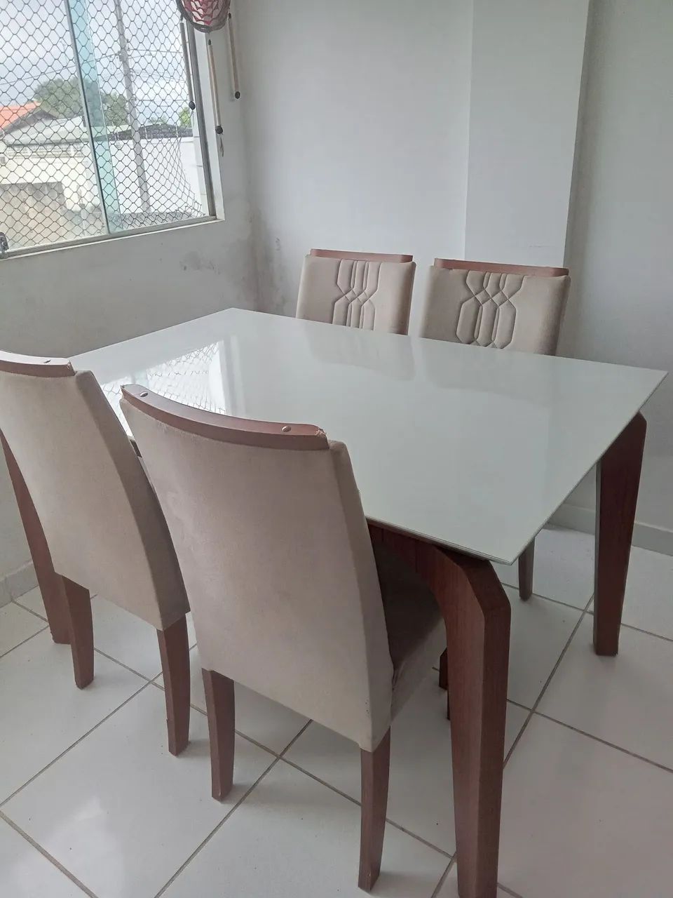 Mesa de jantar com 4 cadeiras