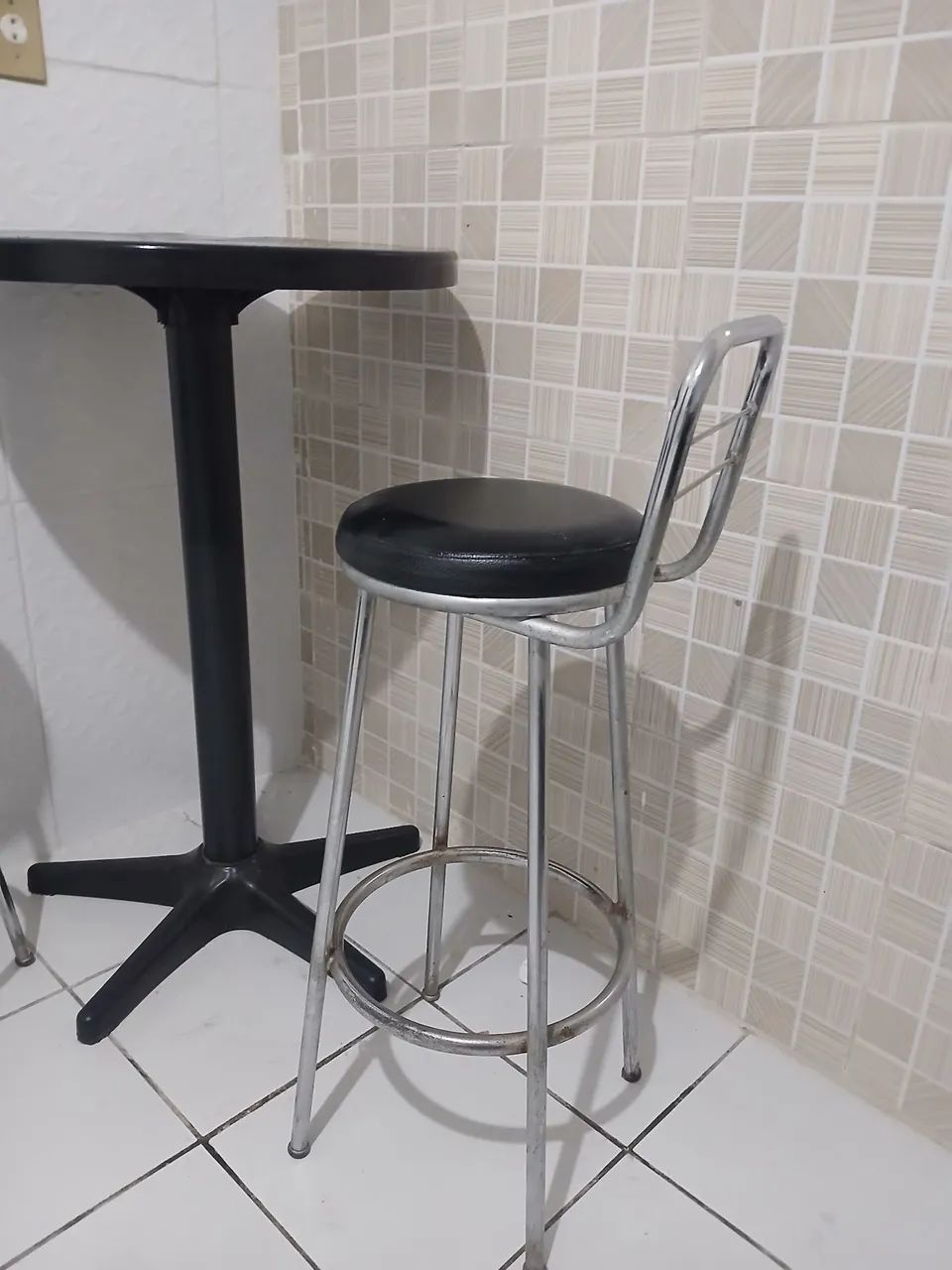 Mesa alta mais banquetas.