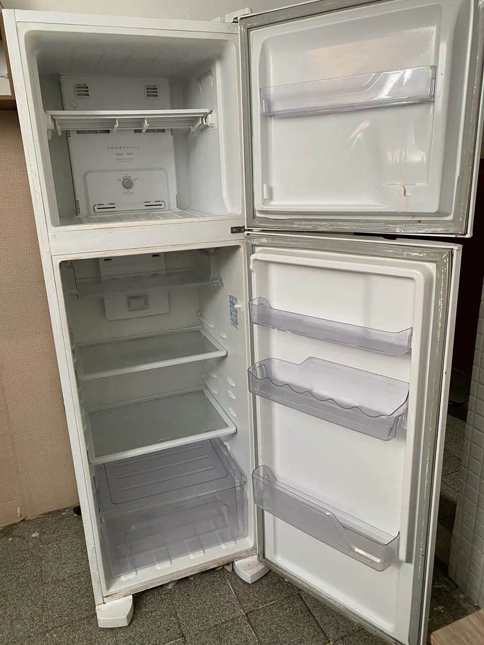 VENDE-SE GELADEIRA EM PERFEITO FUNCIONAMENTO  - Foto 5