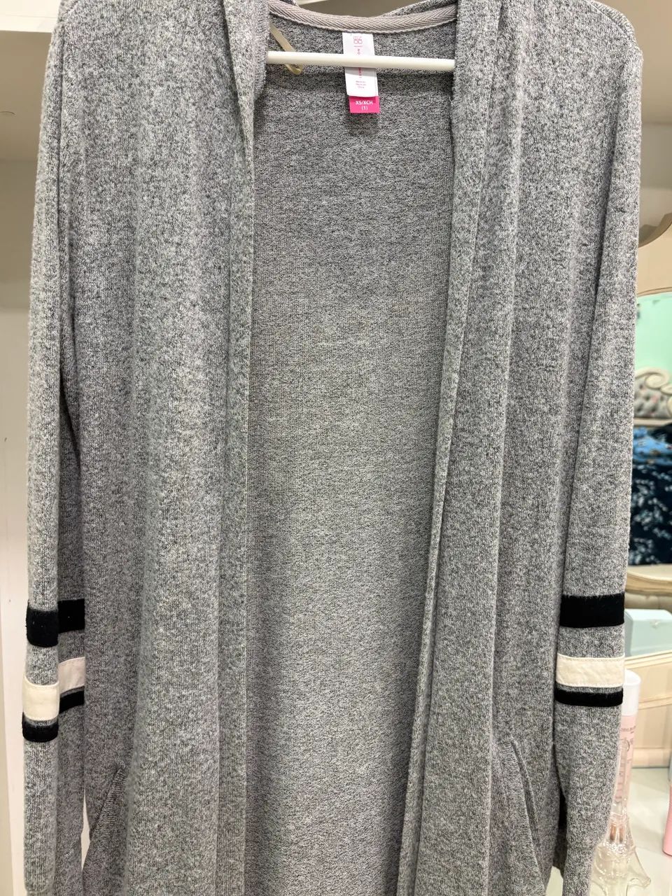 Cardigan de malha cinza com capuz  - Foto 4