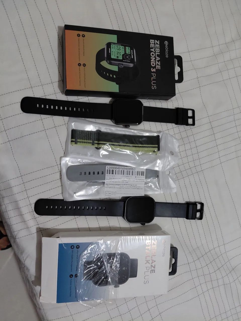 Dois smartwatch zeblaze e duas pulseiras. 
