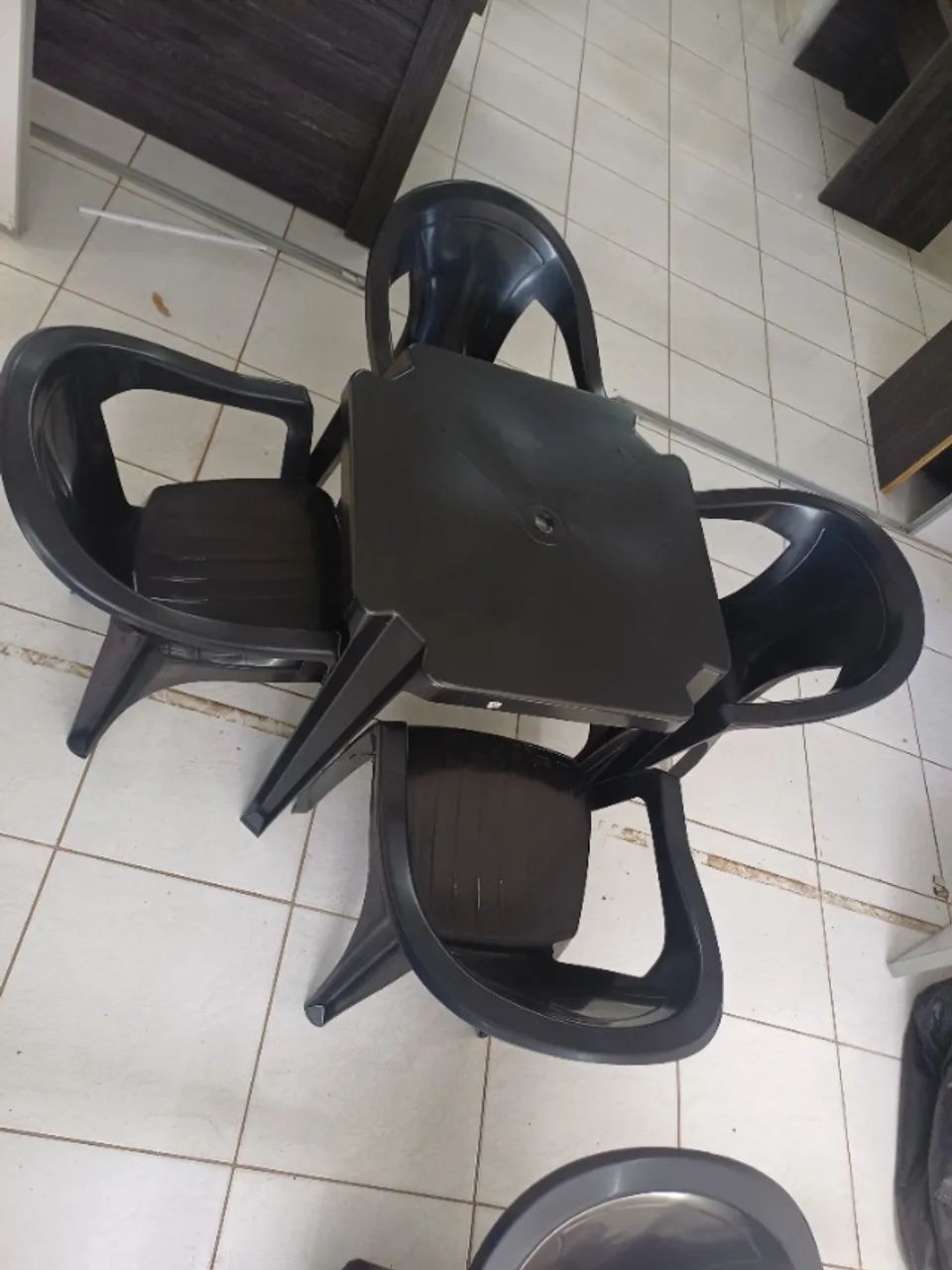 2 UN - MESA PLÁSTICA COM 4 CADEIRAS PRETO - 182KG - Foto 3