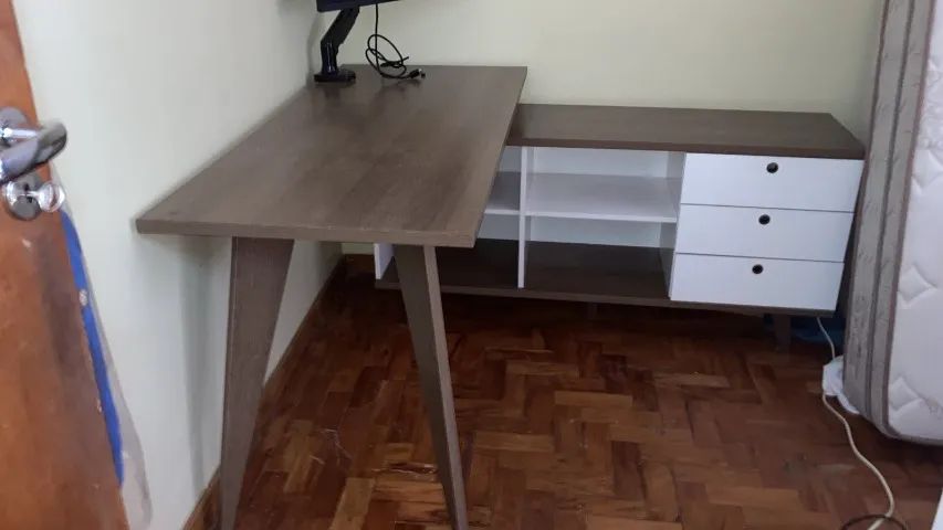 Escrivaninha Madesa com gavetas e nichos - pouco uso - Foto 2