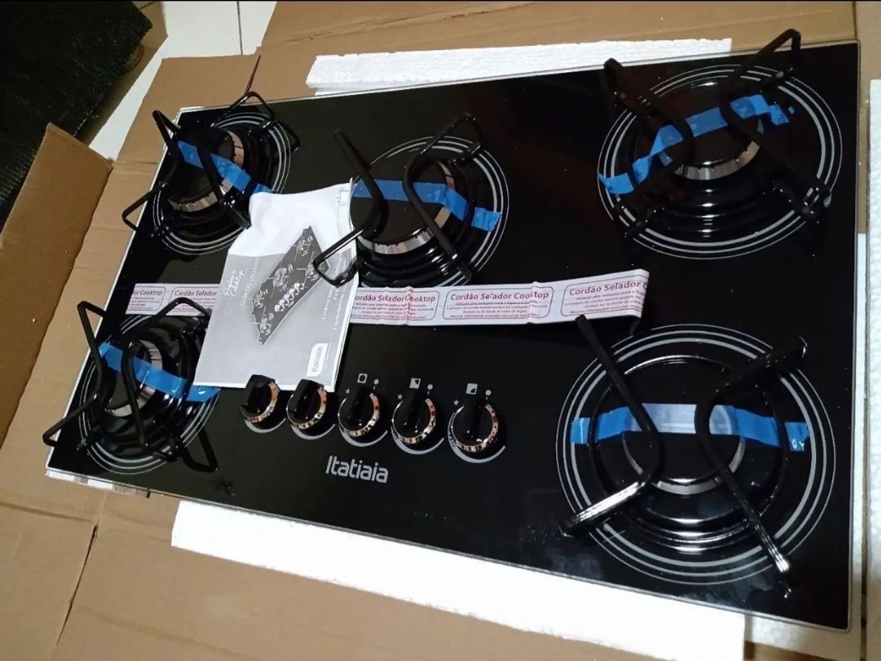 Fogão Cooktop na caixa.