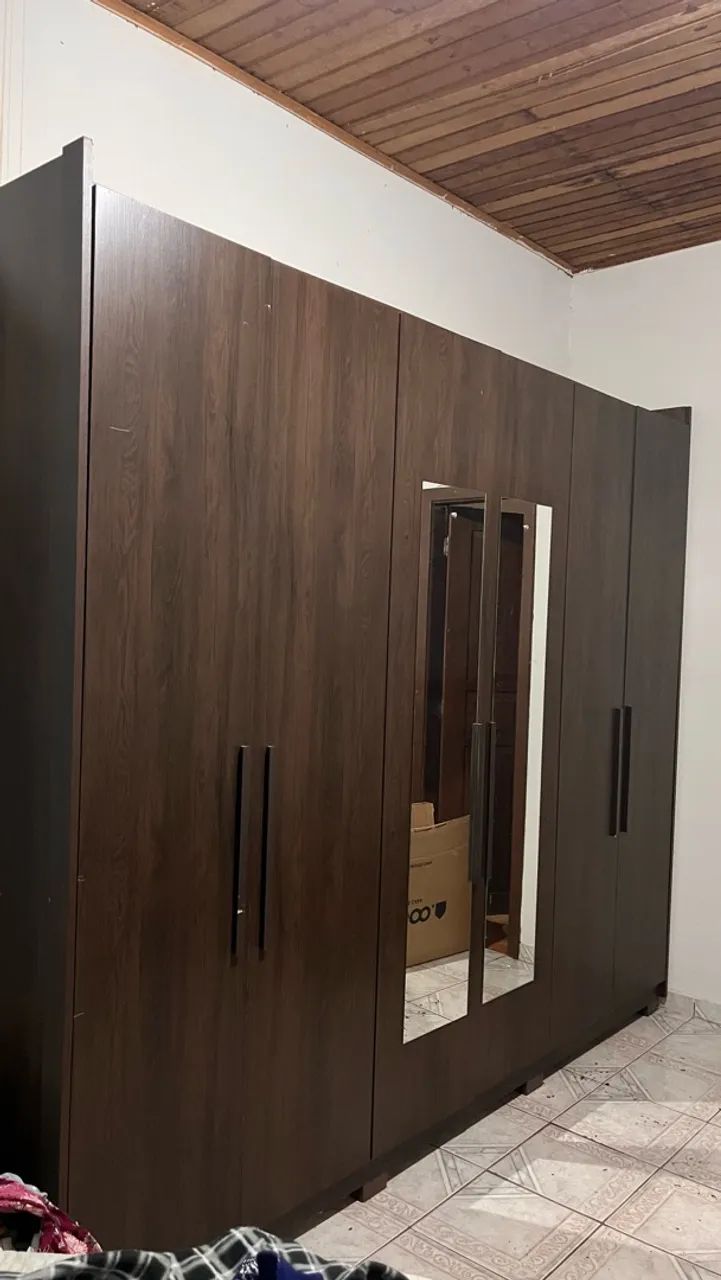 Guarda-Roupa Grande com Espelho - R$ 750