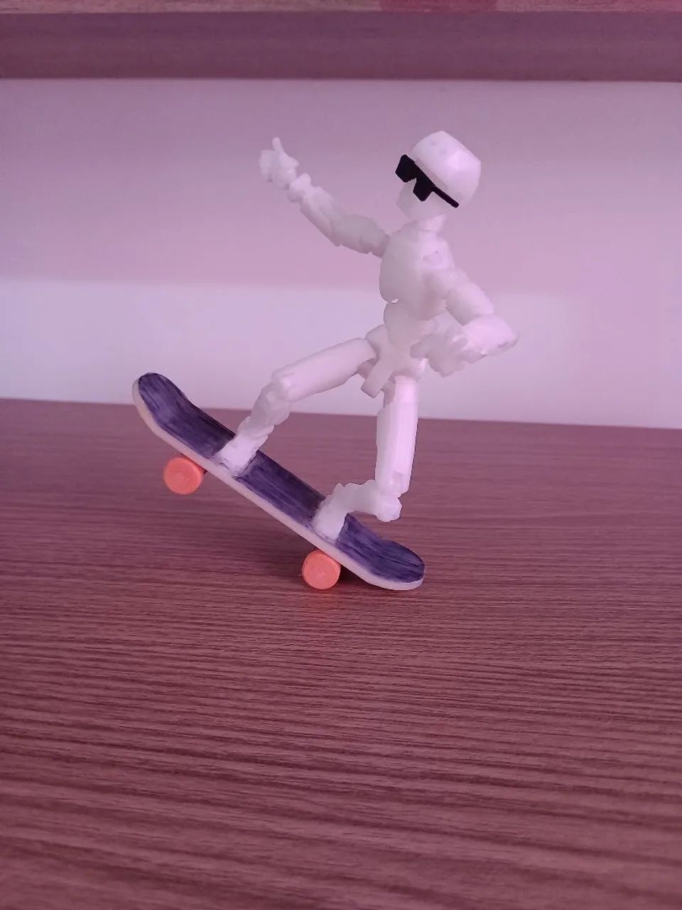 Boneco Articulado com Skate Pintado a Mão