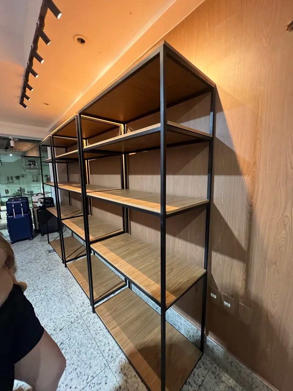 1 Estante para Loja industrial amadeirado Luxo (10x sem juros no cartão)