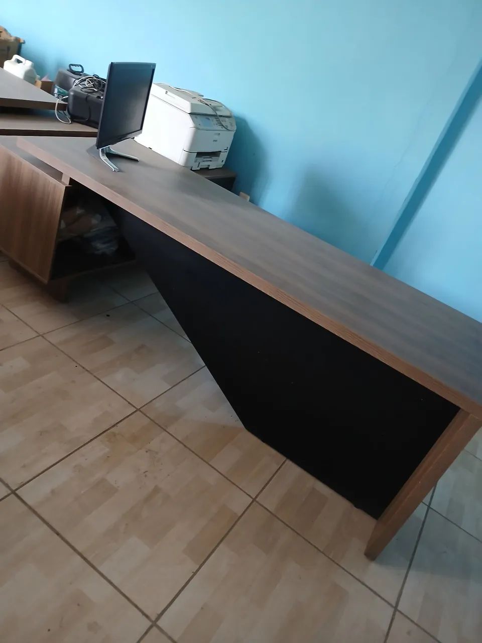 Mesa de escritório com gavetas.