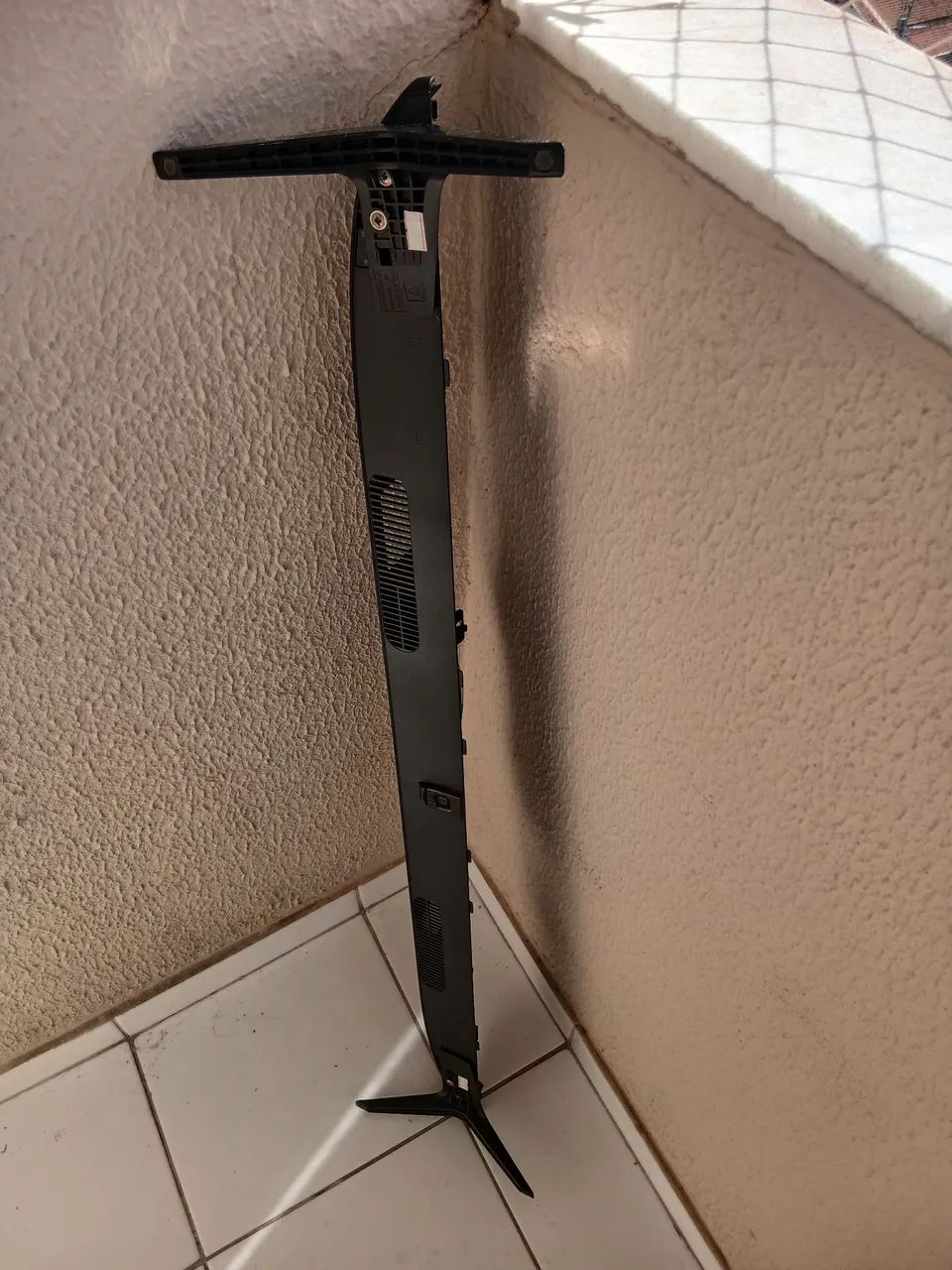 Pes com base da tv lg 50 polegadas e peças do controle remoto. 