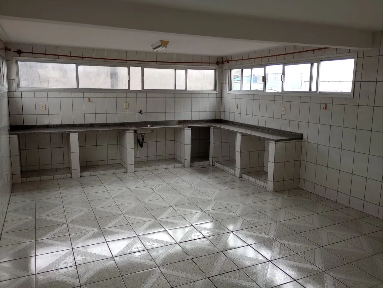 CASA COM GARAGEM E PONTO COMERCIAL  - Foto 4