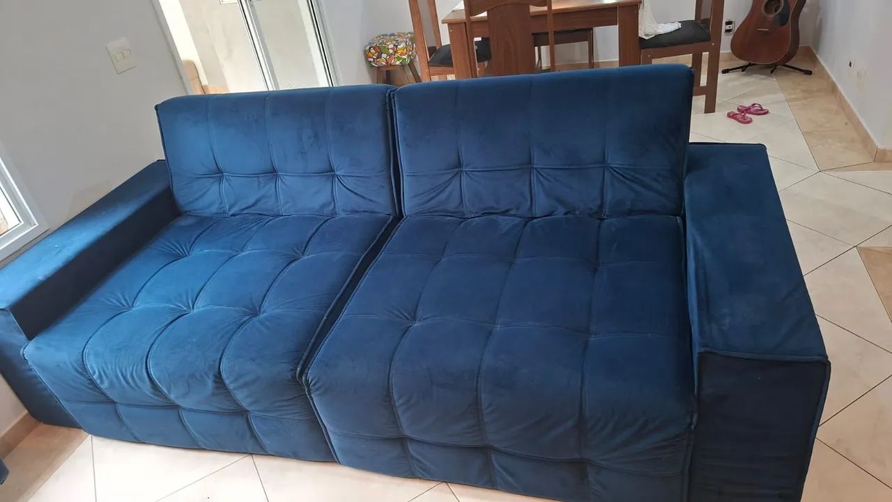Sofá azul de 4 lugares com braços largos - Foto 2