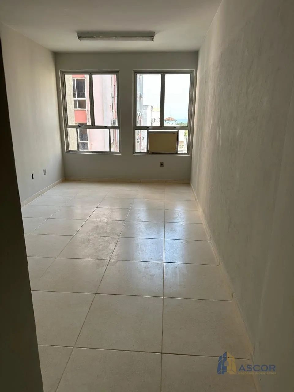 Sala comercial á venda no centro de Florianópolis.