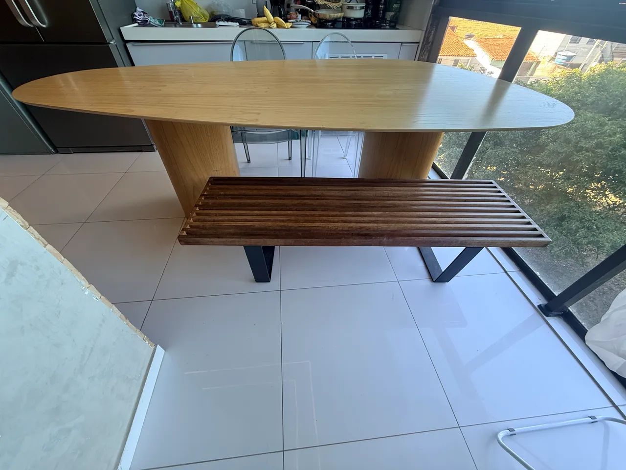 Mesa com banco madeira e duas cadeiras  - Foto 2